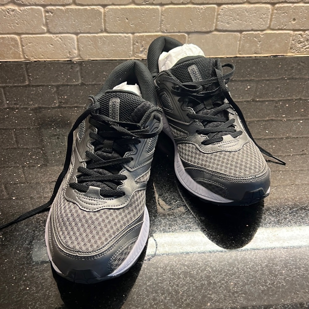 Brand new Men’s sneaker Saucony size 10.5 grey and black